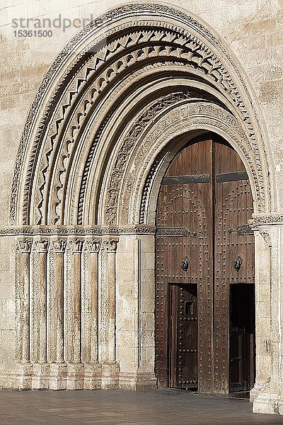 Romanisches Portal mit Rundbögen  Kathedrale von Valencia  Ciutat Vella  Altstadt  Valencia  Spanien  Europa