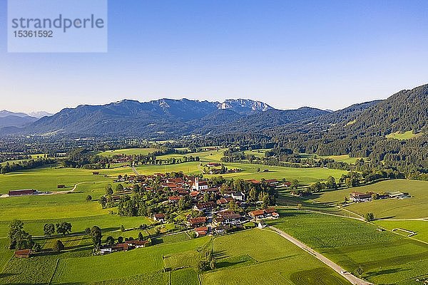 Wackersberg vor Brauneck und Benediktenwand  Luftbild  Isarwinkel  Tölzer-Land  Oberbayern  Bayern  Deutschland  Europa