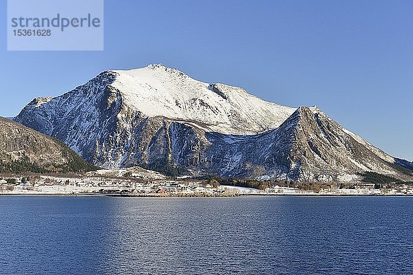 Gebirgsmassiv an der Kaltwasserküste  bei Ørnes  Nordland  Norwegen  Europa