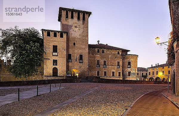Abenddämmerung  Stadtzentrum mit Schloss Rocca Sanvitale  Fontanellato  Provinz Parma  Emilia-Romagna  Italien  Europa