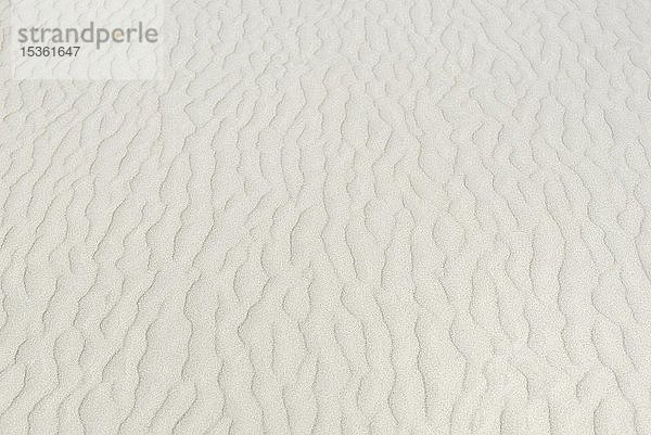 Sandverwehungen  Wellenstrukturen im hellen Sand  Hintergrundbild  Wangerooge  Ostfriesische Inseln  Nordsee  Niedersachsen  Deutschland  Europa
