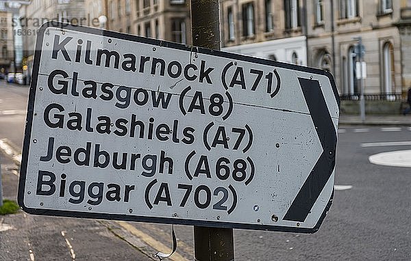 Wegweiser zu verschiedenen schottischen Städten  Edinburgh  Schottland  Großbritannien