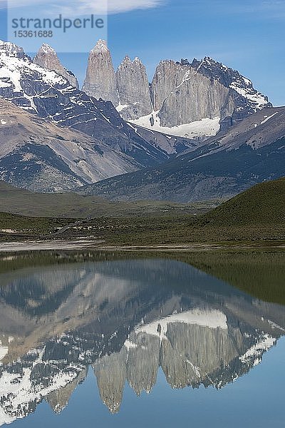 Das Bergmassiv Torres del Paine spiegelt sich im Lago Amarga  Nationalpark Torres del Paine  Región de Magallanes  Patagonien  Chile  Südamerika