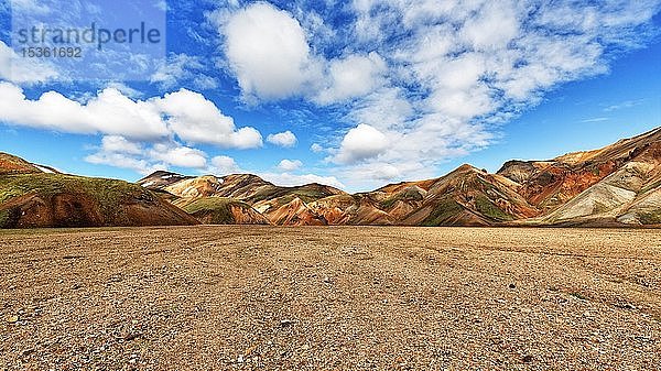 Trockenes Flussbett  dahinter farbige Rhyolithberge  Vulkanlandschaft  Landmannalaugar  Hochland  Island  Europa