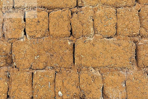 Lehmziegelmauer mit Stroh  Dorf Yu Wu  Provinz Yunnan  China  Asien