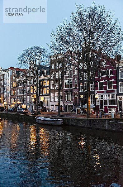 Abendstimmung  Gracht mit historischen Häusern  Amsterdam  Nordholland  Niederlande