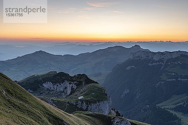 Blick auf Ebenalp und Appenzeller Land in Morgenstimmung  Alpstein  Kanton Appenzell  Schweiz  Europa