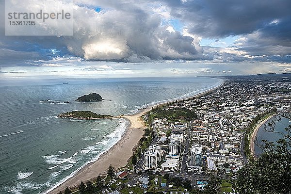 Panoramablick auf den Bezirk Mount Manganui und den Hafen von Tauranga  Blick vom Mount Maunganui  Bay of Plenty  Nordinsel  Neuseeland  Ozeanien