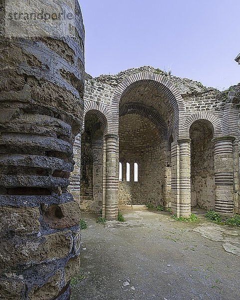 Überreste der Kirche auf den Ruinen der Burg St. Hilarion  Girne  Bezirk Kyrenia  Türkische Republik Nordzypern  Zypern  Europa