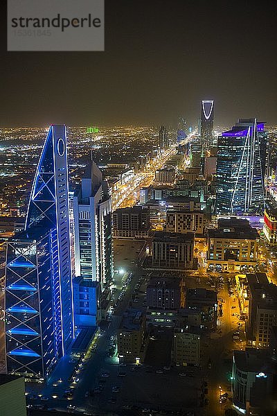 Blick über die Stadt vom Al Faisaliyah Centre-Wolkenkratzer  Riad  Saudi-Arabien  Asien