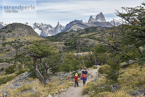 Junge Frau und Junge wandern vor Bergkette mit Monte Fitz Roy bei El Chalten  Nationalpark Los Glaciares  Provinz Santa Cruz  Patagonien  Argentinien  Südamerika