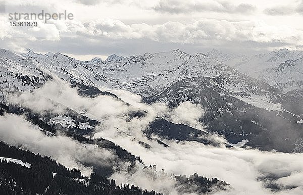 Aufsteigende Wolken an einem bewaldeten Berghang  Brixen im Thale  Brixental  Tirol  Österreich  Europa