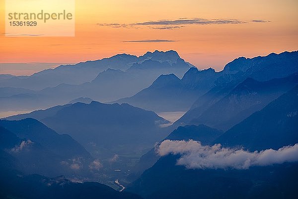 Blaue Bergsilhouetten bei Sonnenaufgang  Blick über Dachstein  Mittel- und Tennengebirge  Golling  Salzburger Land  Österreich  Europa