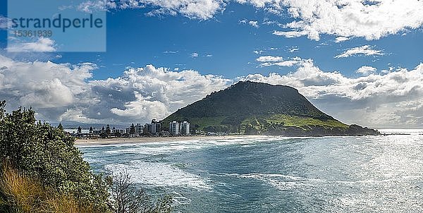 Blick auf Mount Manganui mit Strand  Blick von Moturiki  Tauranga  Bay of Plenty  Nordinsel  Neuseeland  Ozeanien