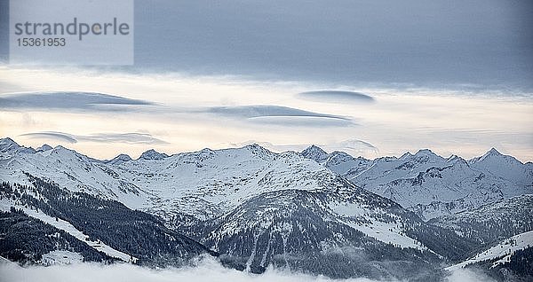 Blick von Hochbrixen auf den schneebedeckten Alpenhauptkamm  Brixental  Tirol  Österreich  Europa