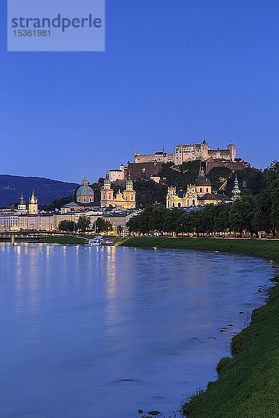 Stadtansicht  Altstadt und Festung Hohensalzburg in der Abenddämmerung  Salzach  Salzburg  Bundesland Salzburg  Österreich  Europa