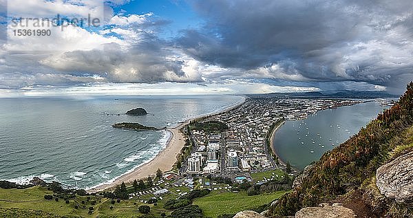 Panoramablick auf den Bezirk Mount Manganui und den Hafen von Tauranga  Blick vom Mount Maunganui  Bay of Plenty  Nordinsel  Neuseeland  Ozeanien