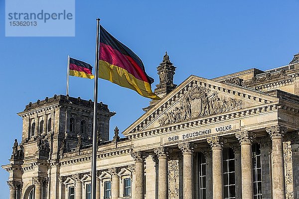 Die deutsche Flagge weht neben dem Reichstagsgebäude  Regierungsviertel  Berlin  Deutschland  Europa
