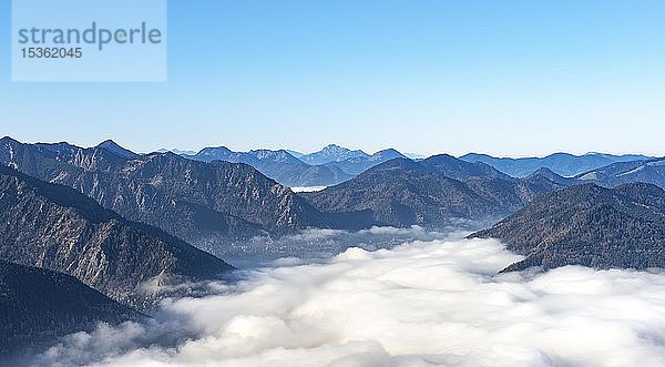 Blick vom Wanderweg zum Gipfel des Breitensteins  Wolken über dem Tal  Alpenpanorama  Fischbachau  Bayern  Deutschland  Europa