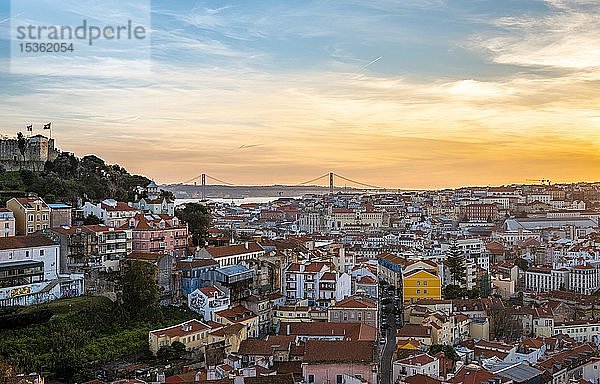 Stadtansicht  Blick über Lissabon mit Castelo de São Jorge und Ponte 25 de Abril bei Sonnenuntergang  Aussichtspunkt Graça  Lissabon  Portugal  Europa
