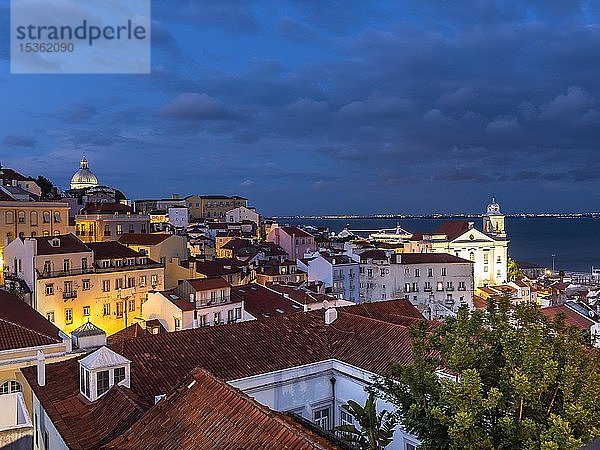 Blick vom Miradouro Santa Luzia auf die Altstadt  Abendhimmel  Stadtteil Alfama  Lissabon  Portugal  Europa