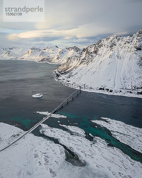 Gimsøystraumen-Brücke im Winter  Gimsoy-Brücke  Drohnenaufnahme  Gimsøy  Lofoten  Norwegen  Europa