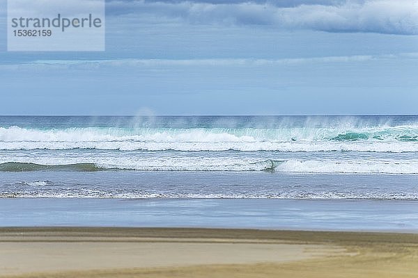 Wellenschlag am Strand  Ninety Mile Beach  Far North District  Northland  Nordinsel  Neuseeland  Ozeanien