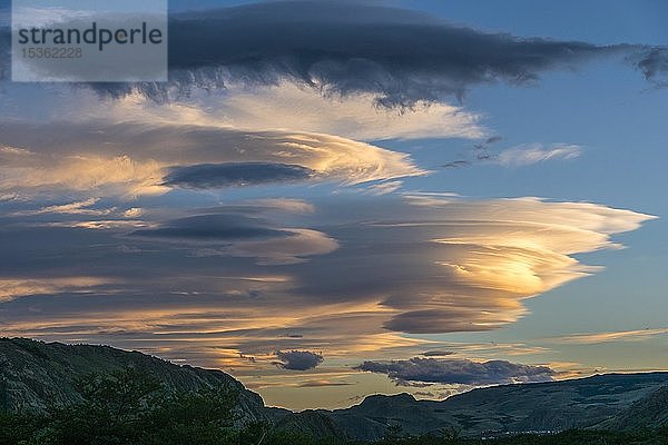 Wolkenbildung  Lenticularis-Wolken über El Chalten  Nationalpark Los Glaciares  Provinz Santa Cruz  Patagonien  Argentinien  Südamerika