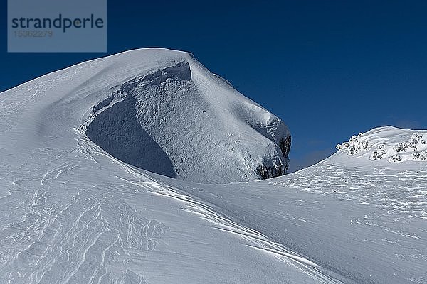 Große Schneewechte mit Gipfeln  Rietzlern  Kleinwalsertal  Vorarlberg  Österreich  Europa