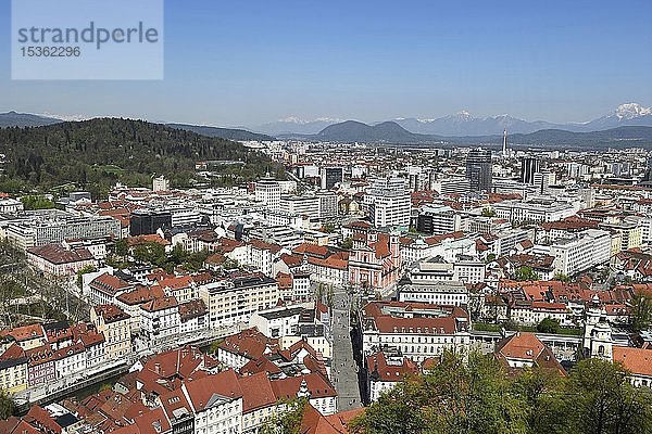 Stadtansicht  Altstadt mit Mariä-Verkündigungs-Kirche  Pre?erenplatz  im Hintergrund Wolkenkratzer  Ljubljana  Slowenien  Europa