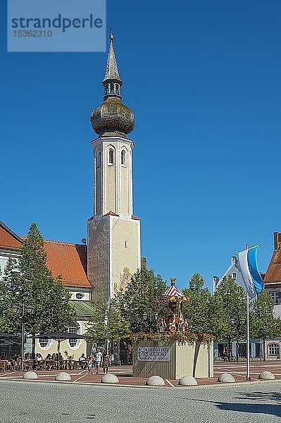 Schrannenplatz mit Frauenkircherl  ehemalige Kirche  heute für Kunstausstellungen genutzt  Erding  Oberbayern  Bayern  Deutschland  Europa