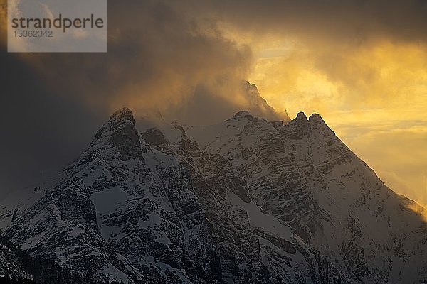 Gipfel Kleiner und Großer Bettelwurf mit Wolken bei Sonnenuntergang im Winter  Karwendelgebirge  Tirol  Österreich  Europa