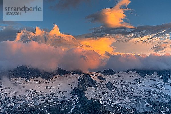 Hochfeiler mit Schneeresten in Wolken bei Sonnenuntergang  Zemmgrund  Zillertal  Tirol  Österreich  Europa