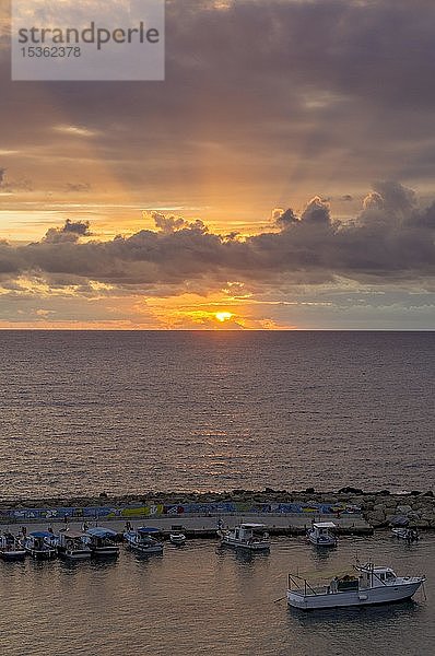 Kleiner Hafen bei Sonnenuntergang  Agios Georgios  Paphos  Republik Zypern