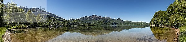 Herzogstand spiegelt sich im Kochelsee  Panorama  Kochel am See  Oberbayern  Bayern  Deutschland  Europa