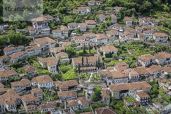 Blick auf Häuser mit alten Ziegeldächern  Bezirk Gorica  Berat  Albanien  Europa