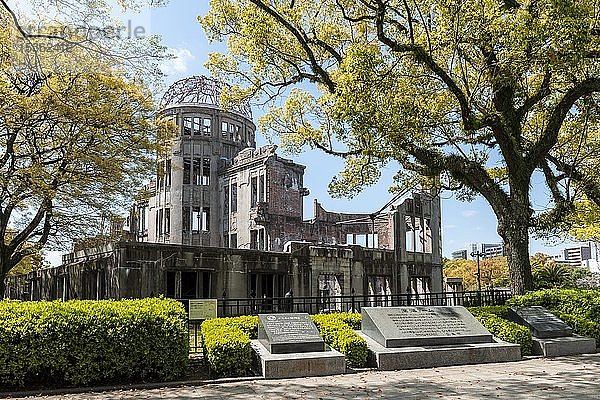 Atombombenkuppel  einzige erhaltene Ruine eines Gebäudes am Ort des Atombombenabwurfs im Zweiten Weltkrieg  Atombombenkuppel  Friedensdenkmal  Hiroshima Peace Park  Hiroshima  Japan  Asien