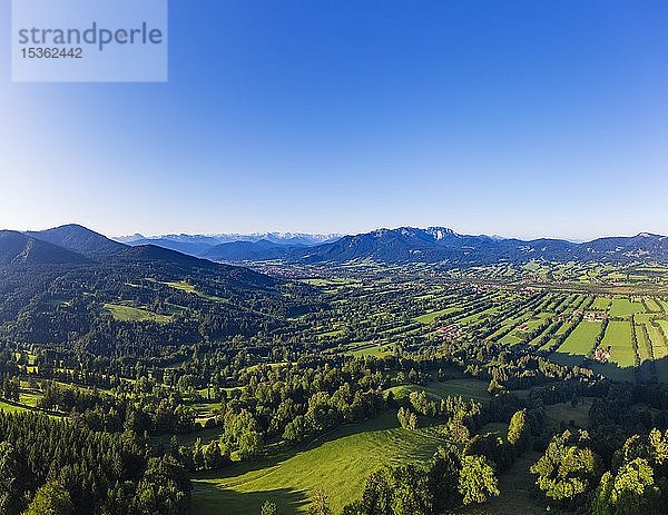 Blick von Sonntraten bei Gaißach über das Isartal  links Geierstein  Mitte Dorf Lenggries und Brauneck und Benediktenwand  rechts Zwiesel  Isarwinkel  Luftbild  Oberbayern  Bayern  Deutschland  Europa