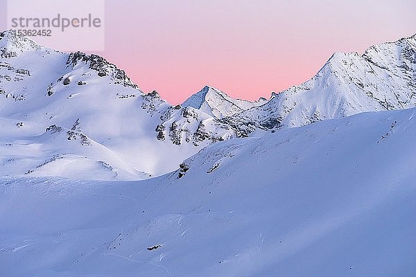 Berglandschaft  Bergkette im Winter mit Rötspitze bei Sonnenuntergang  Ahrntal  Südtirol  Italien  Europa