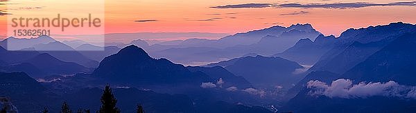 Panoramafoto  blaue Bergsilhouetten bei Sonnenaufgang  Blick über Osterhorngruppe  Dachstein und Tennengebirge  Golling  Salzburger Land  Österreich  Europa