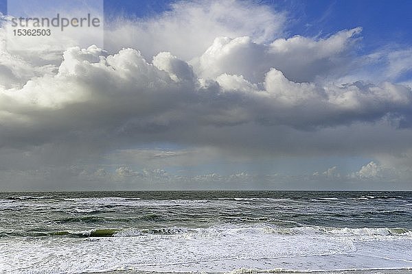 Stürmische Nordsee  blauer Himmel mit tiefziehenden Kumuluswolken (Cumulus)  Sylt  Nordfriesische Insel  Nordfriesland  Schleswig-Holstein  Deutschland  Europa