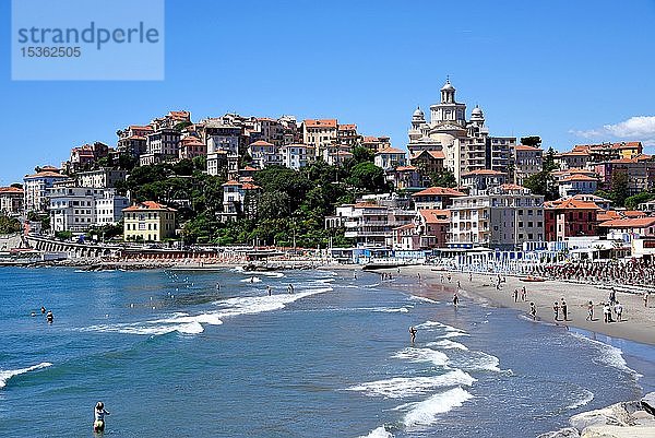 Strand am Borgo Marina und Basilika San Maurizio  Imperia  Riviera di Ponente  Porto Maurizio  Ligurien  Italien  Europa