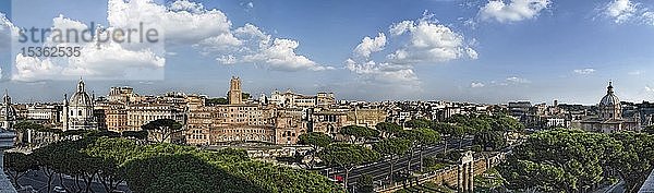 Blick über die Altstadt mit Forum Romanum  180-Grad-Panorama  Rom  Latium  Italien  Europa