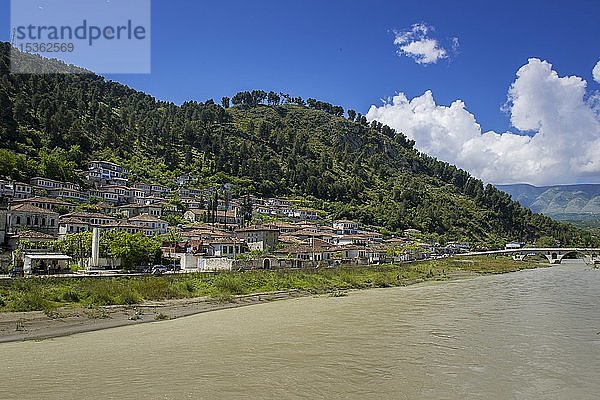 Blick auf den Stadtteil Gorica am Fluss Osum  Berat  Albanien  Europa