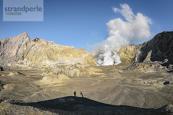 Fumarole auf der Vulkaninsel White Island mit Schatten von zwei Personen  Whakaari  Bay of Plenty  Nordinsel  Neuseeland  Ozeanien