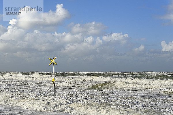 Gelbes Schild  lebensbedrohlich  Bühne am Strand  stürmische Nordsee  Westerland  Sylt  Nordfriesische Insel  Nordfriesland  Schleswig-Holstein  Deutschland  Europa