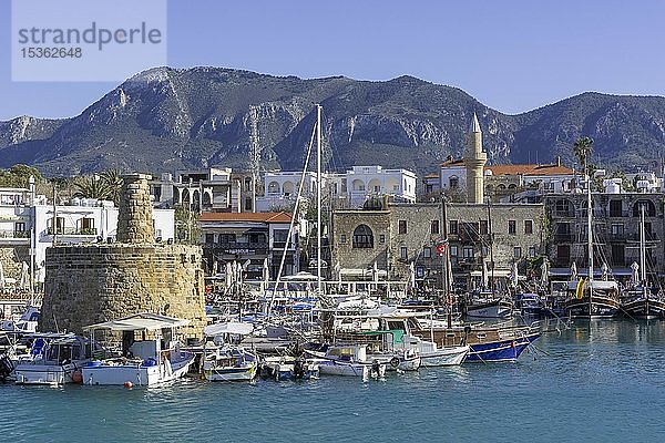 Hafen von  Girne  Bezirk Kyrenia  Türkische Republik Nordzypern  Zypern  Europa