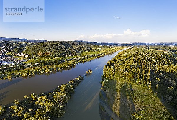 Mündung der Isar  rechts  in die Donau  Mündung der Isar  bei Deggendorf  Drohnenaufnahme  Niederbayern  Bayern  Deutschland  Europa