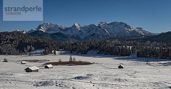 Gefrorener Geroldsee im Winter vor dem Karwendelgebirge  Mittenwald  Oberbayern  Bayern  Deutschland  Europa