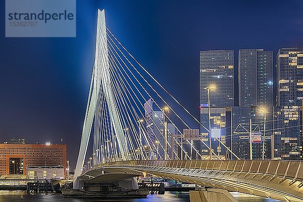 Erasmus-Brücke vor der Skyline  beleuchtet  Nachtaufnahme  Rotterdam  Niederlande